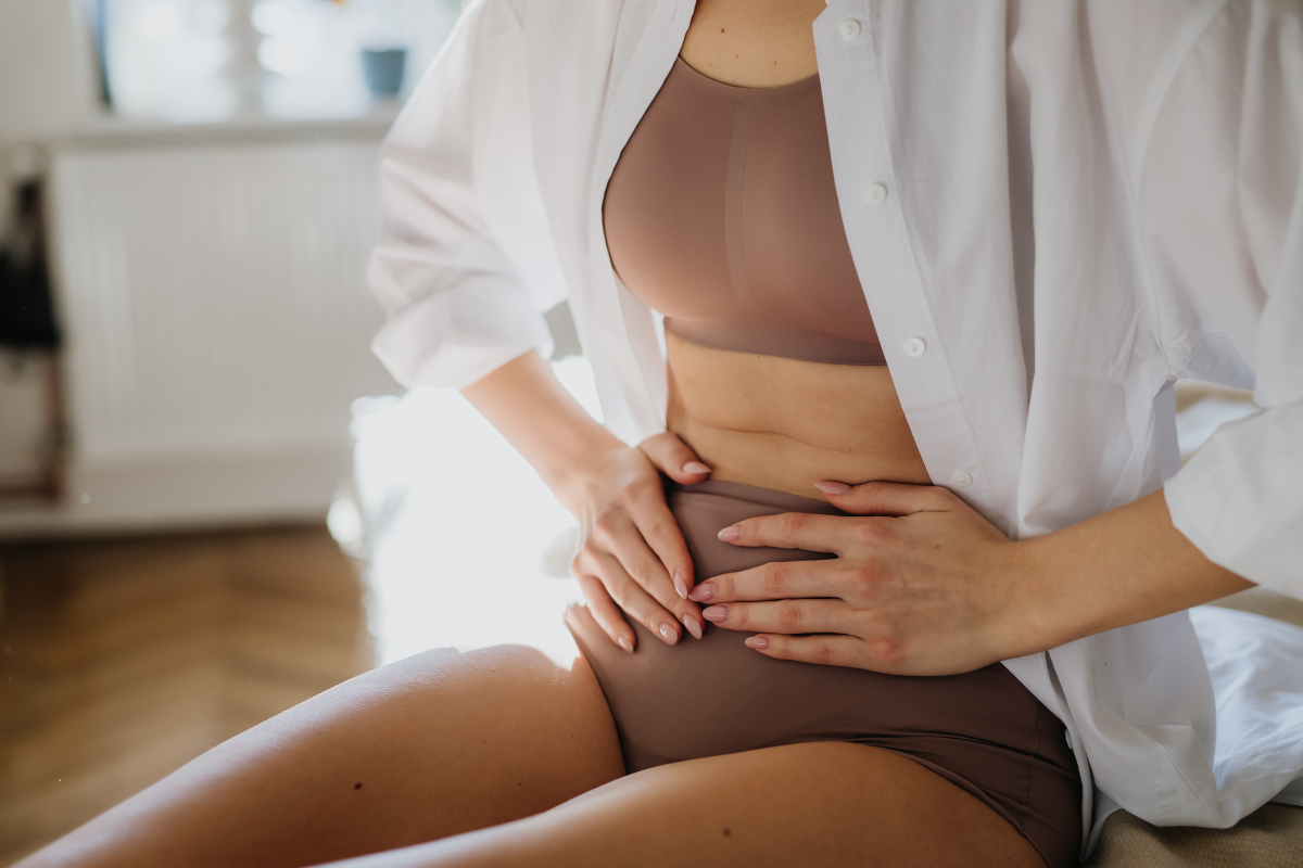 What are the signs of endometriosis - a women holding her stomach